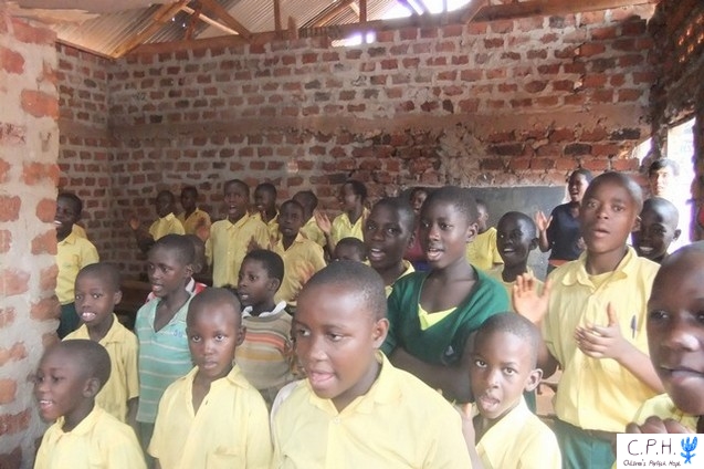 Oeganda schoolspullen uitdelen